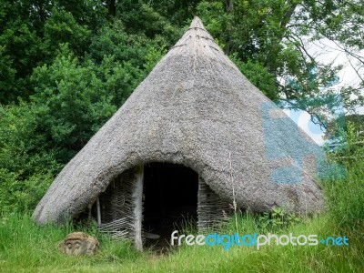 Reconstruction Of A Late Bronze Age Roundhouse In The Grounds Of… Stock Photo