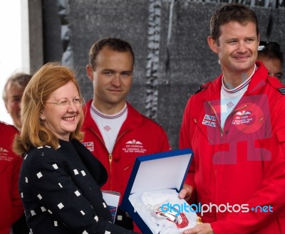 Red Arrows Pilots Entertaining The Crowds At Biggin Hill Stock Photo