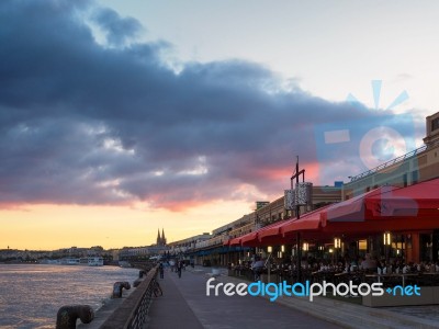 Restaurant Filled With Diners Next To The River Garonne At Borde… Stock Photo