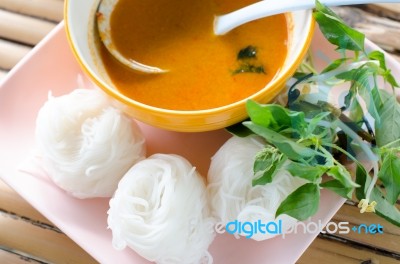 Rice Noodles In Sweet Curry Sauce/ Traditional Thai Cuisine, Ric… Stock Photo