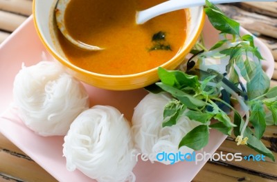 Rice Noodles In Sweet Curry Sauce/ Traditional Thai Cuisine, Ric… Stock Photo