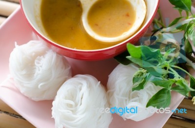 Rice Noodles In Sweet Curry Sauce/ Traditional Thai Cuisine, Ric… Stock Photo