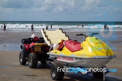 Rnli Lifeguards On Duty At Bude In Cornwall Stock Photo