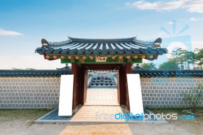 Roof Of Gyeongbokgung Palace In Seoul, Korea Stock Photo