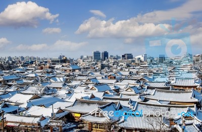 Roof Of Jeonju Traditional Korean Village Covered With Snow, Jeonju Hanok Village In Winter, South Korea Stock Photo