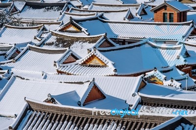 Roof Of Jeonju Traditional Korean Village Covered With Snow, Jeonju Hanok Village In Winter, South Korea Stock Photo