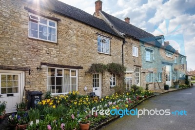 Row Of Honey Coloured Houses In Witney Stock Photo