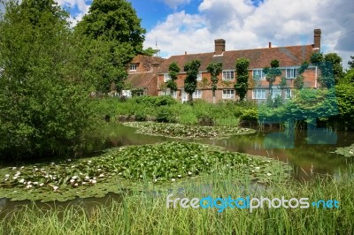 Row Of Houses Overlooking The Pond At Matfield Kent Stock Photo