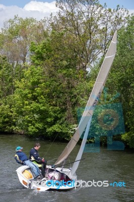 Sailing On The River Thames Between Hampton Court And Richmond Stock Photo