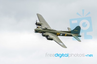 Sally B Boeing B17 Bomber Flying Over Shorham Airfield Stock Photo