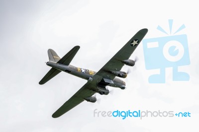 Sally B Boeing B17 Bomber Flying Over Shorham Airfield Stock Photo