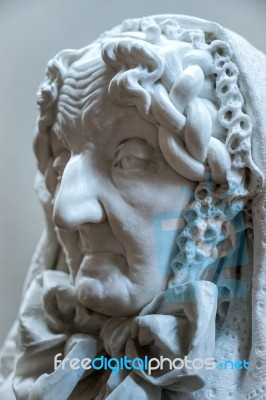 Sculptiure Of An Old Lady At The Wilanow Palace In Warsaw Stock Photo