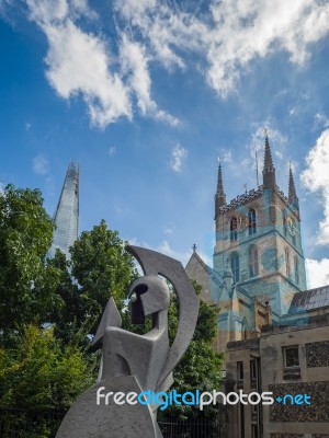 Sculpture Of A Soldier Outside Southwark Cathedral Stock Photo