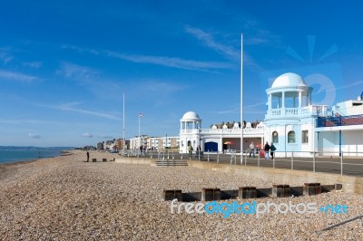 Seafront And Colonnades At The De La Warr Pavilion In Bexhill-on… Stock Photo