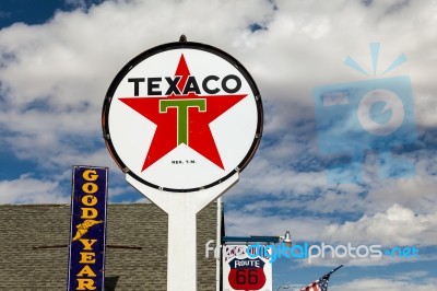 Seligman, Arizona/usa - July 31 : Olsd Texaco And Other Signs In… Stock Photo