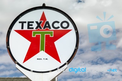 Seligman, Arizona/usa - July 31 : Olsd Texaco Sign In Seligman A… Stock Photo