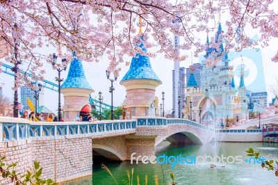 Seoul, Korea - April 9, 2015: Lotte World Amusement Park And Cherry Blossom Of Spring, A Major Tourist Attraction In Seoul, South Korea On April 9, 2015 Stock Photo