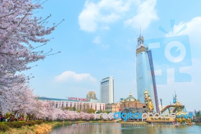 Seoul, Korea - April 9, 2015: Lotte World Amusement Park And Cherry Blossom Of Spring, A Major Tourist Attraction In Seoul, South Korea On April 9, 2015 Stock Photo