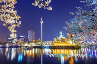 Seoul, Korea - April 9, 2015: Lotte World Amusement Park And Cherry Blossom Of Spring, A Major Tourist Attraction In Seoul, South Korea On April 9, 2015 Stock Photo