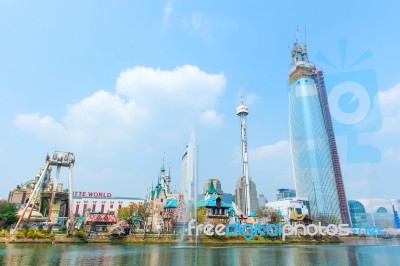 Seoul, Korea - April 9, 2015: Lotte World Amusement Park And Cherry Blossom Of Spring, A Major Tourist Attraction In Seoul, South Korea On April 9, 2015 Stock Photo