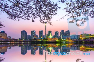 Seoul, Korea - April 9, 2015: Lotte World Amusement Park And Cherry Blossom Of Spring, A Major Tourist Attraction In Seoul, South Korea On April 9, 2015 Stock Photo