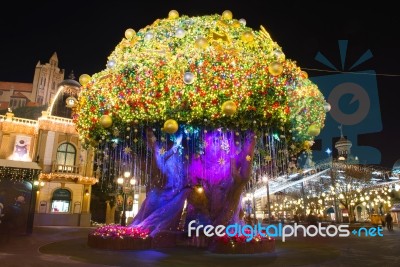 Seoul, Korea - December 21,2014: The Big Tree Lights At Ninght In Everland. Photo Taken On December 21, 2014 In Seoul, South Korea Stock Photo