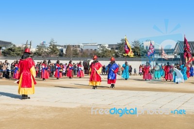 Seoul, South Korea - January 17: Soldier With Traditional Joseon Dynasty Uniform Guards The Gyeongbokgung Palace On January 17, 2015 In Seoul, South Korea Stock Photo