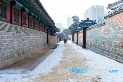 Seoul, South Korea - January 19: Tourists Taking Photos Of The Beautiful Scenery Around Gyeongbokgung Palace On January 19, 2015 In Seoul, South Korea Stock Photo