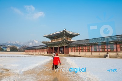 Seoul, South Korea - January 19: Tourists Taking Photos Of The Beautiful Scenery Around Gyeongbokgung Palace On January 19, 2015 In Seoul, South Korea Stock Photo