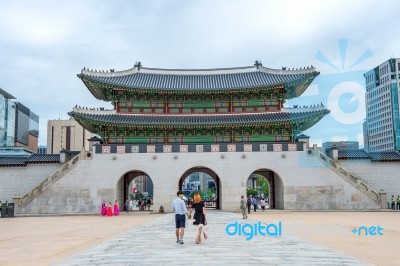 Seoul, South Korea - July 17: Tourists Taking Photos Of The Beautiful Scenery Around Gyeongbokgung Palace On July 17, 2015 In Seoul, South Korea Stock Photo