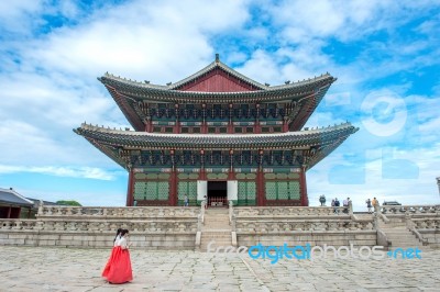 Seoul, South Korea - July 17: Tourists Taking Photos Of The Beautiful Scenery Around Gyeongbokgung Palace On July 17, 2015 In Seoul, South Korea Stock Photo