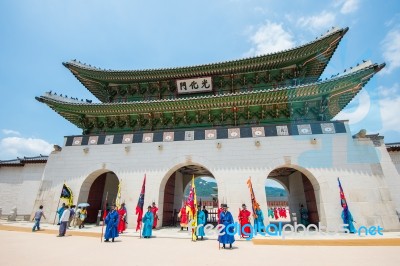 Seoul, South Korea - July 5: Soldier With Traditional Joseon Dynasty Uniform Guards The Gyeongbokgung Palace On July 5, 2015 In Seoul, South Korea Stock Photo