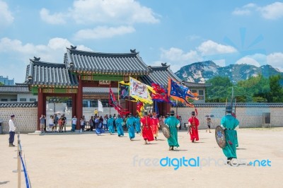 Seoul, South Korea - July 5: Soldier With Traditional Joseon Dynasty Uniform Guards The Gyeongbokgung Palace On July 5, 2015 In Seoul, South Korea Stock Photo