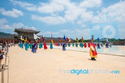 Seoul, South Korea - July 5: Soldier With Traditional Joseon Dynasty Uniform Guards The Gyeongbokgung Palace On July 5, 2015 In Seoul, South Korea Stock Photo