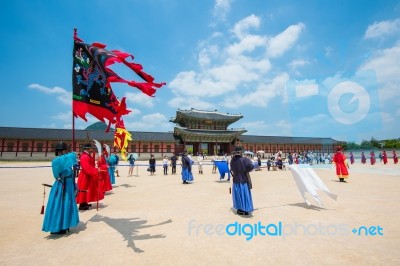 Seoul, South Korea - July 5: Soldier With Traditional Joseon Dynasty Uniform Guards The Gyeongbokgung Palace On July 5, 2015 In Seoul, South Korea Stock Photo