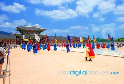 Seoul, South Korea - June 28: Soldier With Traditional Joseon Dynasty Uniform Guards The Gyeongbokgung Palace On June 28, 2015 In Seoul, South Korea Stock Photo