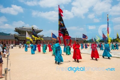 Seoul, South Korea - June 28: Soldier With Traditional Joseon Dynasty Uniform Guards The Gyeongbokgung Palace On June 28, 2015 In Seoul, South Korea Stock Photo