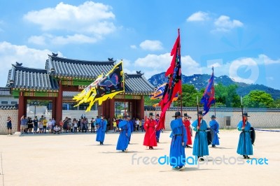 Seoul, South Korea - June 28: Soldier With Traditional Joseon Dynasty Uniform Guards The Gyeongbokgung Palace On June 28, 2015 In Seoul, South Korea Stock Photo