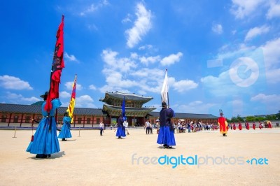 Seoul, South Korea - June 28: Soldier With Traditional Joseon Dynasty Uniform Guards The Gyeongbokgung Palace On June 28, 2015 In Seoul, South Korea Stock Photo