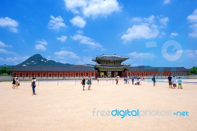 Seoul, South Korea - June 28: Soldier With Traditional Joseon Dynasty Uniform Guards The Gyeongbokgung Palace On June 28, 2015 In Seoul, South Korea Stock Photo