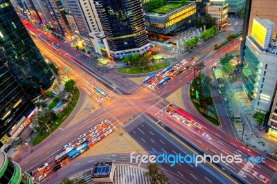 Seoul, South Korea - May 10 : Traffic Speeds Through An Intersection In Gangnam.gangnam Is An Affluent District Of Seoul. Photo Taken On May 10,2015 In Seoul,south Korea Stock Photo