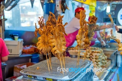 Seoul, South Korea - May 16: Namdaemun Market In Seoul, Is The Oldest And Largest Market In South Korea. Photo Taken On May 16, 2015 In Seoul, South Korea Stock Photo