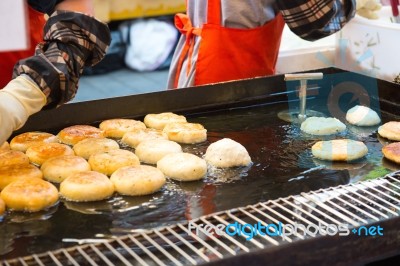 Seoul, South Korea - May 16: Namdaemun Market In Seoul, Is The Oldest And Largest Market In South Korea. Photo Taken On May 16, 2015 In Seoul, South Korea Stock Photo