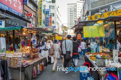 Seoul, South Korea - May 16: Namdaemun Market In Seoul, Is The Oldest And Largest Market In South Korea. Photo Taken On May 16, 2015 In Seoul, South Korea Stock Photo