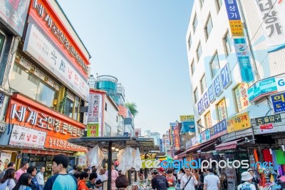 Seoul, South Korea - May 16: Namdaemun Market In Seoul, Is The Oldest And Largest Market In South Korea. Photo Taken On May 16, 2015 In Seoul, South Korea Stock Photo