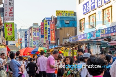 Seoul, South Korea - May 16: Namdaemun Market In Seoul, Is The Oldest And Largest Market In South Korea. Photo Taken On May 16, 2015 In Seoul, South Korea Stock Photo