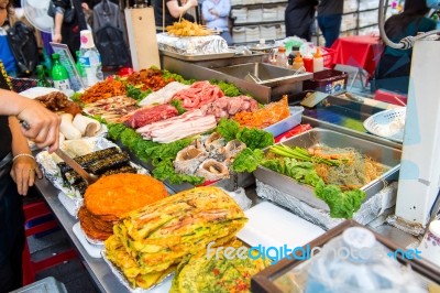 Seoul, South Korea - May 16: Namdaemun Market In Seoul, Is The Oldest And Largest Market In South Korea. Photo Taken On May 16, 2015 In Seoul, South Korea Stock Photo