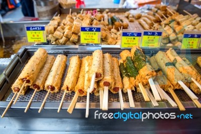 Seoul, South Korea - September 20: Namdaemun Market In Seoul, Is The Oldest And Largest Market In South Korea. Photo Taken On September 20, 2015 In Seoul, South Korea Stock Photo