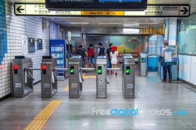 Seoul, South Korea - September 20: Namdaemun Market In Seoul, Is The Oldest And Largest Market In South Korea. Photo Taken On September 20, 2015 In Seoul, South Korea Stock Photo