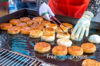 Seoul, South Korea - September 20: Namdaemun Market In Seoul, Is The Oldest And Largest Market In South Korea. Photo Taken On September 20, 2015 In Seoul, South Korea Stock Photo